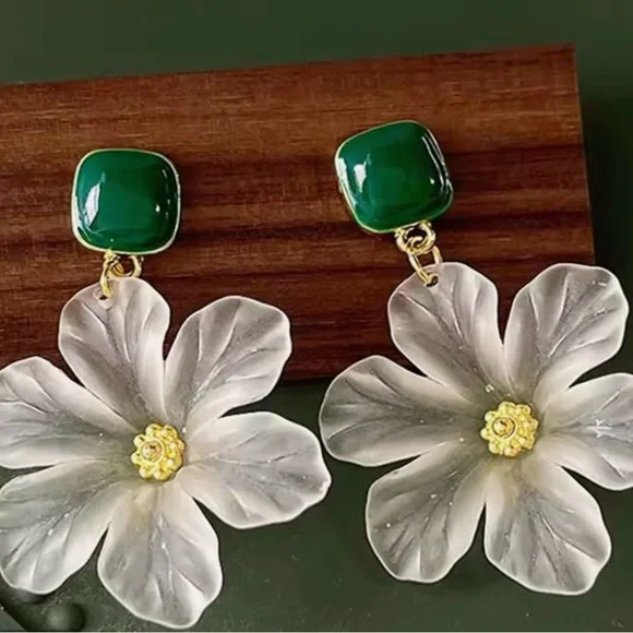 NEW Elegant White Floral Earrings with Green Accents - Picture 2 of 4